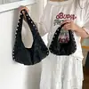 Bolsa de ombro casual de alta qualidade estilo coreano com rebites, elegante e versátil, bolsa de ombro espaçosa para o dia a dia para mulheres