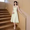 Vestido de Alça Fina de Alta Qualidade Cor Champagne Estilo Francês, Elegante Vestido de Festa Acinturado, Vestido de Aniversário Petite para Socialite