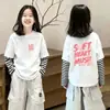 Camiseta de algodón de manga larga con cuello redondo y estampado de chica de dibujos animados, corte holgado, versátil, con rayas, imitación de dos piezas para niñas pequeñas