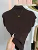 Camiseta de gola alta parcial, slim fit e que valoriza a silhueta, com mangas bufantes pequenas para mulheres, coleção outono/inverno 2026, top base estiloso e versátil