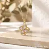 Pendente Giratório de Design Criativo Flor Bauhinia Zircônia Rosa Cobre Colar Feminino Super Brilhante Estilo Palácio Francês Flor de Cinco Pétalas
