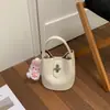 Bolso cubo de cuero suave estilo minimalista para mujer, versátil con diseño de hebilla de cierre, adecuado para llevar al hombro o cruzado, bolso diario de alta calidad para mujer