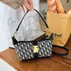 Bolso bordado 2026 nuevo modelo, bolso pequeño de un solo hombro cruzado, bolso de mujer bordado de moda moderno, bolso de sillín de nicho de alta gama
