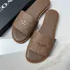 Sandalias planas casuales tipo chancla de moda versátiles de principios de primavera 2026 europeas y americanas para vacaciones en la playa y uso al aire libre al por mayor