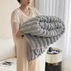 Manta de Franela con Pelo de Conejo en Stock, Manta Rayada de Imitación al por Mayor Transfronteriza Estilo Nórdico para Aire Acondicionado, Oficina Rosa Ultra Suave