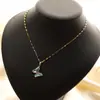 Colgante de mariposa de cristal de alta calidad cadena de acero inoxidable joyería de temperamento para chicas amigas amistad al por mayor