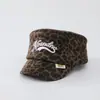 Gorra de béisbol vintage con estampado de leopardo dulce para bebés y niños pequeños, con visera pequeña y ajuste grande, adecuada para la protección solar de otoño