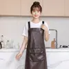 Delantal moderno impermeable y a prueba de aceite de PU lavable para cocina casera, delantal de cocina modelo nuevo, ropa de trabajo especializada para catering con texto impreso