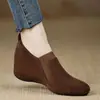Zapatos de mujer populares con tacón de cuña y punta redonda, nuevo modelo de otoño 2026, cómodos zapatos de gamuza con correa elástica y suela blanda, slip-on para mujer