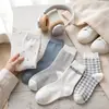 Calcetines de algodón puro para mujer estilo japonés, calcetines de media pantorrilla a cuadros para mujer primavera-verano nuevos al por mayor, calcetines holgados retro de moda para mujer