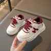 Zapatos blancos para niñas 2025 nuevo estilo primavera y otoño zapatos infantiles zapatillas blancas de caña baja zapatos casuales de tabla para bebés niños