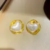 Aretes de botón de perla con forma de corazón de plata con borde plateado y pasador de plata aretes de corazón de amor de algodón aretes de estilo coreano artístico aretes de diseño de nicho para mujer