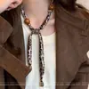 Collar con Bufanda de Seda y Cuentas Estampado Leopardo Retro Diseño de Nicho para Mujer Cadena de Suéter Accesorios de Collar Elegantes Versátiles Nuevo Estilo 2025