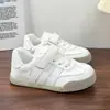 Zapatillas de Entrenamiento Blancas y Negras para Niñas Modelo Primavera 2026 Zapatos Infantiles Zapatos Deportivos de Suela Blanda para Niños Zapatos Blancos Versátiles para Niños