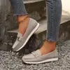 Zapatillas casuales de suela gruesa de comercio exterior en stock, zapatillas casuales de mujer de comercio exterior con cadena metálica 2026 nuevos de verano talla grande