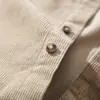 Nova coleção outono e inverno: camisa masculina de veludo cotelê grossa, quente e retrô, com colarinho e bolsos - estilo moderno. 13602