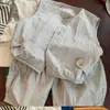 Conjunto de Ropa Infantil para Niños y Niñas Coreanos 2026 Verano Nuevo Estilo Talla Pequeña y Mediana Bebé Chaleco Gris Pantalones Cortos Casuales Conjunto Completo