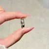 Anillo de Banda Lisa con Diamante Único Envuelto Completamente en Diamantes Anillos de Pareja 2026 Nuevo Exquisito Lujo Ligero Diseño de Nicho Joyería para Dedo Personalización