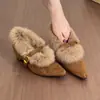Zapatos Peludos de Punta Fina para Mujer 2026 Nuevo Temperamento Retro Gamuza Cuña Zapatos de Salón de Una Correa Mary Jane con Forro Polar Añadido