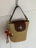 Bolsa Transversal de Ombro Único Versátil para a Moda Primavera/Verão 2026, com Toque de Luxo e Costura em Contraste de Cor, Bolsa de Mão Estilo Balde