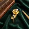 Broche Dourado e Ouro Rosa Retrô Europeu e Americano para Mulheres, Alfinete de Roupa com Design Criativo de Alto Padrão, Flor de Peito Fixa