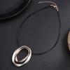 El Colgante Oval Hueco Irregular de Aleación Más Vendido de Amazon para Mujer, Collar Geométrico Ovalado de Alambre de Acero de Gama Alta
