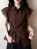 Elegante Camisa de Manga Corta Color Café con Solapa Pequeña para Mujer, Diseño de Verano para Figuras Petite, Cintura Ceñida con Lazo, Bordes Fruncidos, Top Elegante de Hombros Rectos