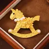 Broche Vintage Dorado Mate "Hazte Rico al Instante" con un Tacto Metálico Único, Pin de Solapa de Caballo de Carrusel para Trajes y Chaquetas