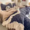 Es esponjoso y muy cálido~ El juego de cama de terciopelo de leche de cuatro piezas está engrosado para el calor del invierno, y la funda de edredón de terciopelo de coral es ropa de cama Clase A