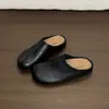 Sandálias Femininas Turbante Retrô 2026 Primavera Verão Novas Elegantes Superfície de Couro Solado Macio Confortáveis Slip-on Chinelos Versáteis