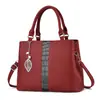 Bolsa de gran capacidad 2024 bolsa para mujer primavera transfronteriza para ir al trabajo mujeres de mediana edad hombro bandolera bolso de mano de alta calidad