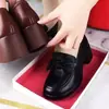Sapatos de couro com laço populares para mulheres, novos mocassins versáteis de calçar, com sola grossa, para o outono de 2026, para mulheres