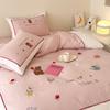 Juego de cama infantil de cuatro piezas de algodón cepillado de 80 piezas con bonito oso y cereza bordado, ropa de cama de algodón grueso para otoño e invierno