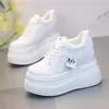 Novos Sapatos Casuais Brancos de Bico Redondo para Mulheres Outono 2026, Sapatos com Plataforma e Sola Grossa com Salto Interno para Mulheres Baixas, Sapatilhas Emagrecedoras