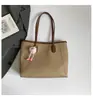 Bolso de Mano Elegante para el Trabajo Nuevo Otoño e Invierno 2025 Versátil Estilo Coreano Bolso de Hombro y Axila Bolso Tote Elegante
