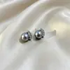 Brincos Pequenos de Flor Chanel com Pérolas Agulha de Prata Luxo Leve Elegantes para Socialites Brincos Elegantes Retrô Moda Elegante Brincos de Alta Qualidade