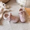 Zapatos Forrest Gump de suela blanda para niñas, nueva colección primavera/verano 2026, zapatos casuales de moda y versátiles para niños, zapatillas de entrenamiento alemanas de suela blanda para niños mayores