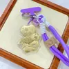 Oro Puro 999 Oro Dibujo Animado Fresa Preocupación Cero Oso Fresa Cadena para Teléfono Bolso Colgante Llavero Regalo Coleccionable Mayoreo