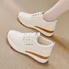 Zapatillas de cuero suave, suela gruesa, que aumentan la altura para mujer, nueva colección otoño 2026, zapatos casuales para mujeres menudas, zapatillas blancas versátiles para mujer