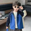 Chaqueta con capucha de bloques de color para niño para primavera y otoño, nuevo estilo coreano de otoño 2026, sudadera con cremallera genial y moderna para streetwear