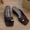 2026 Primavera Verano Nuevas Chanclas de Plataforma Cuña de Comercio Exterior para Mujer Verano Ropa de Exterior 2026 Nueva Decoración Metálica Punta Cuadrada Transfronterizo