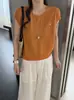 Top de punto de moda de verano 2026 para mujer, corte ajustado, con espalda hueca, diseño de botón de concha y cuello redondo, mangas cortas con volantes