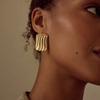 Aretes geométricos cuadrados rayados de acero inoxidable transfronterizos color oro de 18k no se decoloran aretes de acero de titanio retro europeos y americanos para mujer