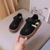 Zapatillas de entrenamiento alemanas para niños, nuevos modelos de primavera y otoño, zapatillas casuales con velcro para niños, zapatos para caminar antideslizantes de suela blanda para niñas