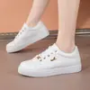 Zapatos de comercio exterior, zapatos nuevos de talla grande para mujer, zapatillas casuales versátiles de punta redonda, color blanco y negro, suela suave, zapatos blancos