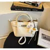 Bolso Pequeño Cuadrado de Moda y Versátil Estilo Coreano de Celebridad de Internet Bolso de Mujer 2026 Estilo Nuevo Cesta de Picnic Bolso Cubo Sensación de Lujo Ligero Gama Alta Nicho