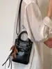 Shuai Mijia 2026 Verano Nuevo Remache Bolsa para Teléfono de Motocicleta Bolso Cruzado Pequeño Dulce Fresco de Moda Bolso de Mano para Mujer