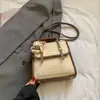 Bolsa Tote de Design Exclusivo para o Dia a Dia de Mulheres 2026 Inverno Novo Estilo Color-Blocking Retro Sensação de Luxo Mochila de Ombro Único Ombro Duplo