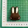 Otoño e Invierno Nuevo Lindo Original Conejo Niños Tela Dibujos Animados Relleno de Algodón Bolso Colgante Suéter Accesorios Zapato y Sombrero Broche Accesorios