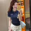 Tejido de punto bordado de manga corta con bloques de color de diseño estilo coreano para mujer, nuevo estilo de verano, corte ajustado, top hermoso y súper elegante